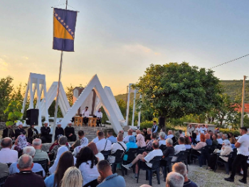 Brojni građani odali počast šehidima i civilnim žrtvama Orašlja i Rotimlje