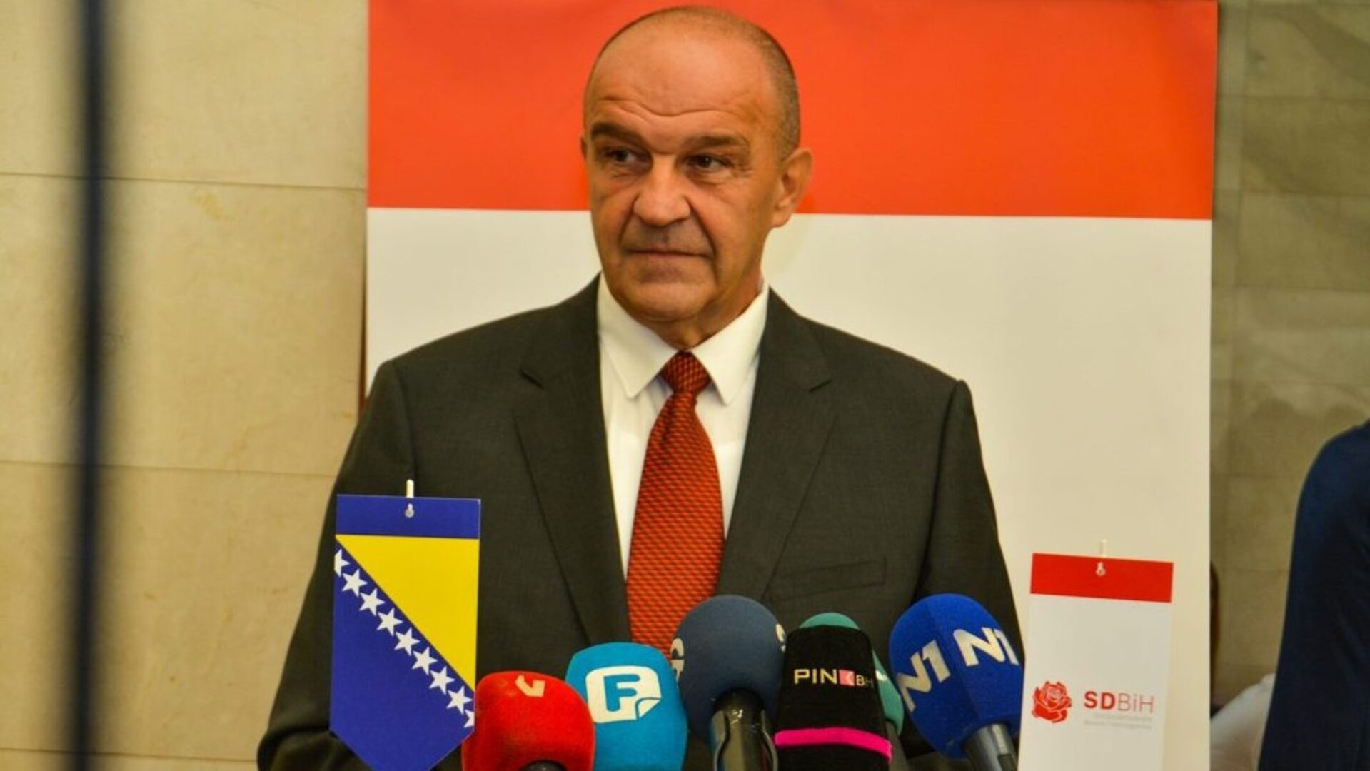 Bijedić oštro kritikovao raspodjelu putnog novca: Dok se u zapadnoj Hercegovini grade milijarde, Tuzlanski kanton nema ni za trotoar - slika 1