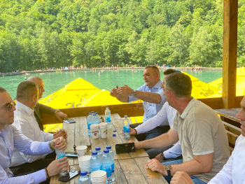 Premijer Savo Minić obilazi fočanske kafane