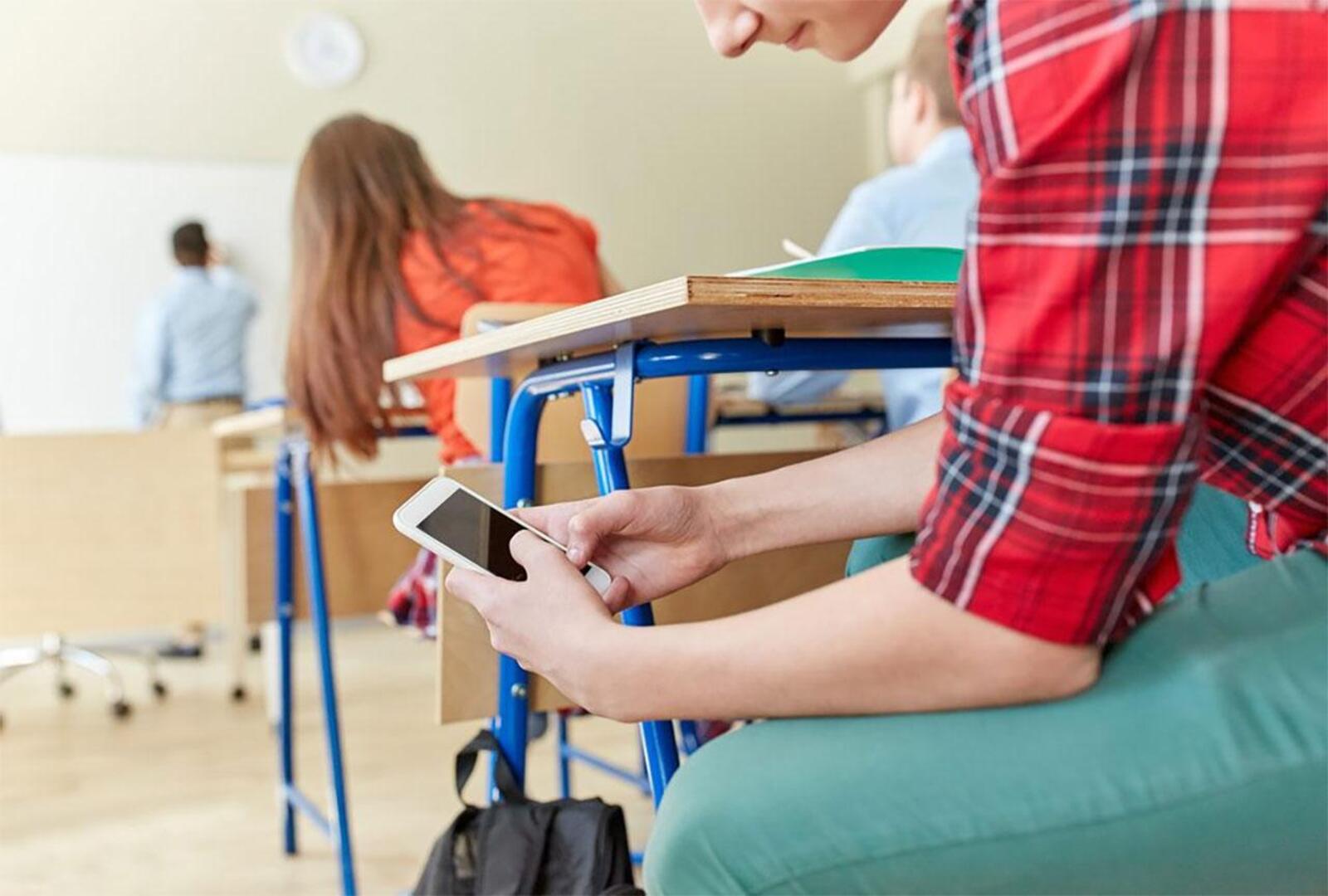 Češka uvodi potpunu zabranu mobitela u školama - slika 1