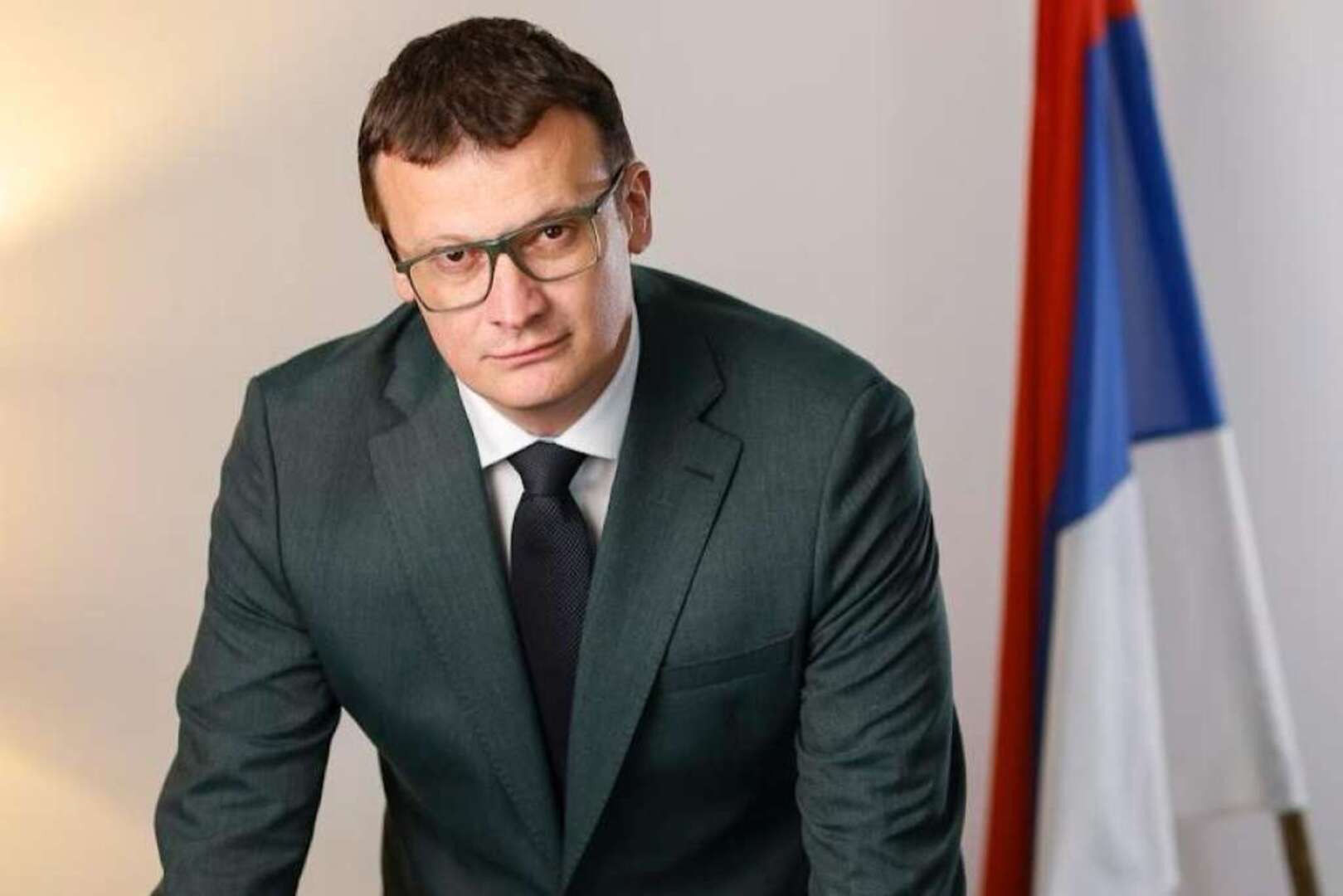 "Ma, znaš kako… tata je malo pogurao. Zaposlio me. Dobra plata, siguran posao..." - slika 1