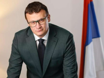 "Ma, znaš kako… tata je malo pogurao. Zaposlio me. Dobra plata, siguran posao..."