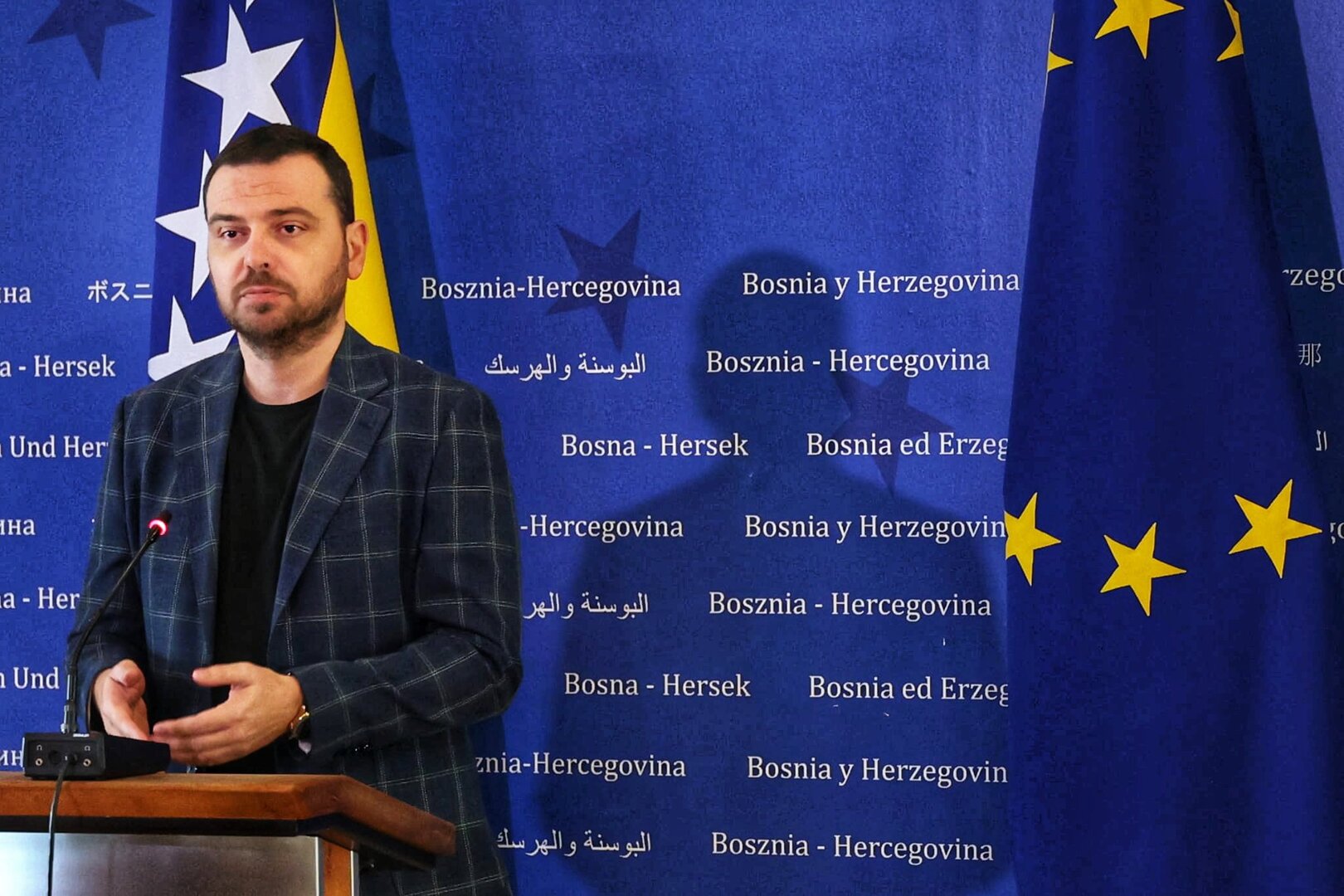 Magazinović pozvao Dom naroda da na dnevni red uvrsti zakon o jeftinijem gorivu - slika 1