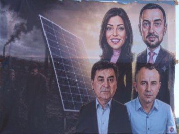 Drama u Rs: Motorkama na bilbord, mještani stali u odbranu imovine