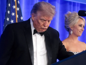 Trump "povukao ručnu"