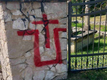 Ustaškim simbolima oskrnavljeno mezarje u Livnu