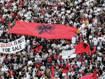 58. protest u Tirani: Sukobi s policijom i privođenja