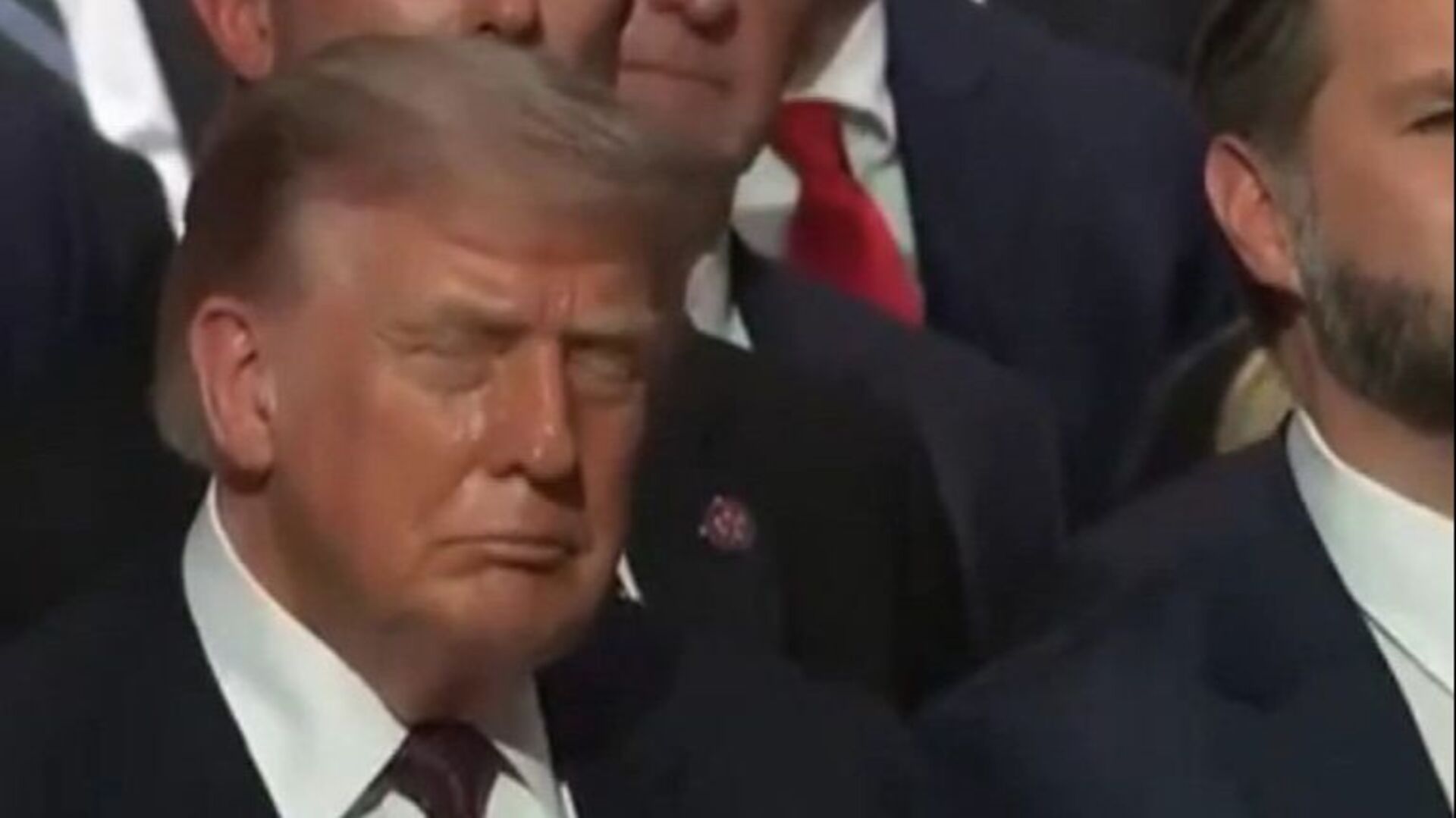 Trump zaspao na sahrani (VIDEO) - slika 1