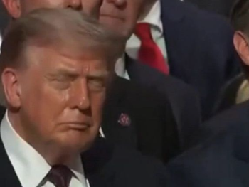 Trump zaspao na sahrani (VIDEO)