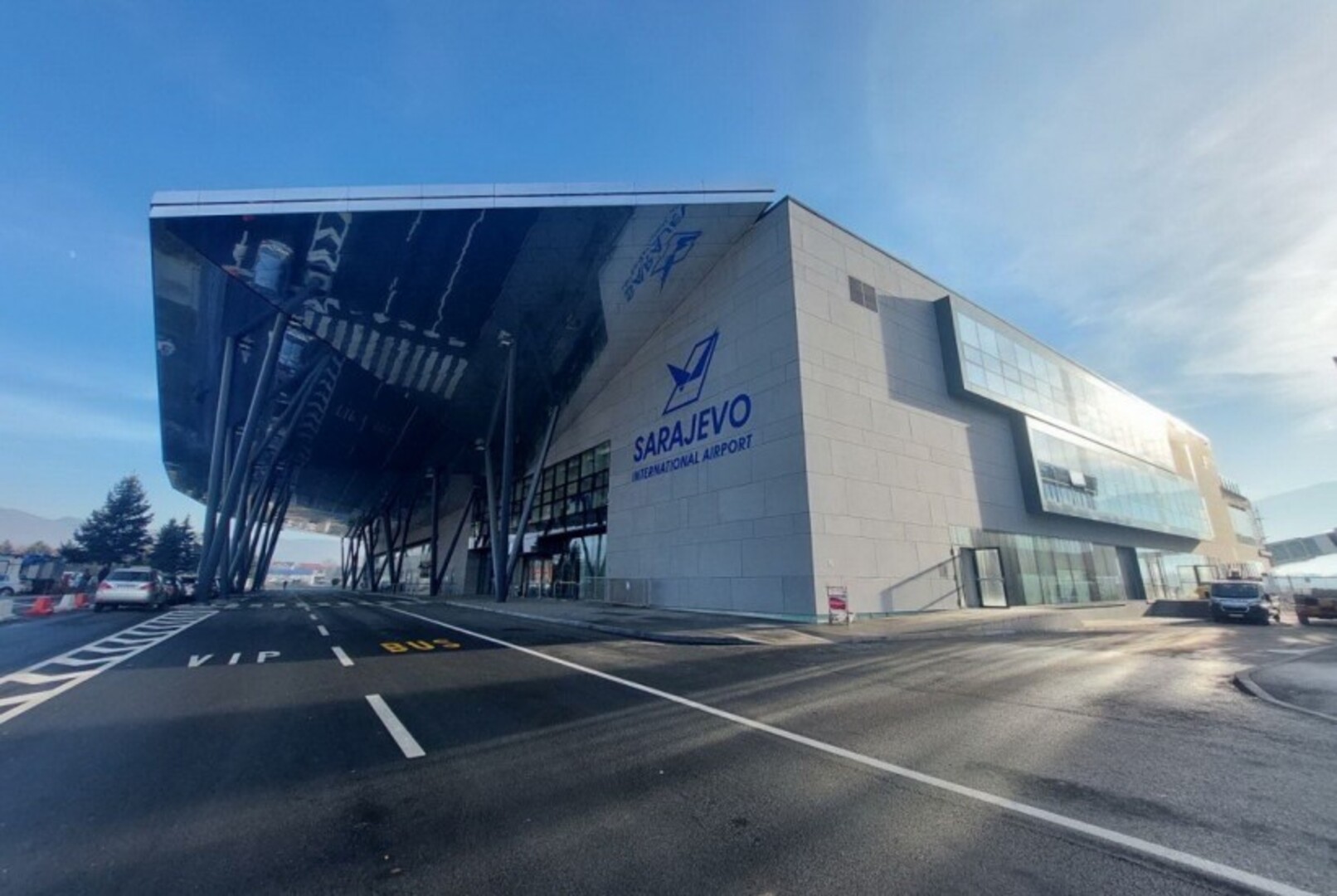 Aerodromi u BiH traže suspenziju takse od 3 KM po putniku, odluku donosi Vijeće ministara - slika 1