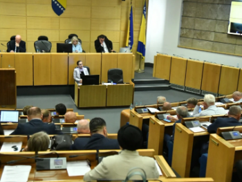 Za građane 668 KM sa biroa, za političare "bijeli hljeb" od 50.000
