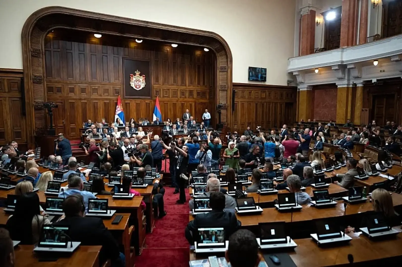 Skupština Srbije odbranila Vladu: Macut preživio optužbe opozicije, ali mu Vučić već kroji sudbinu - slika 1