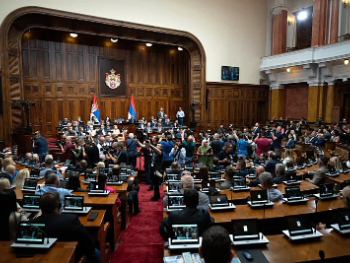 Skupština Srbije odbranila Vladu: Macut preživio optužbe opozicije, ali mu Vučić već kroji sudbinu