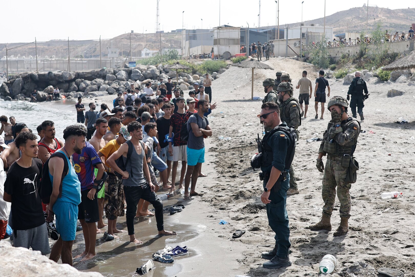 Najmanje 67 migranata poginulo u pokušaju ulaska u Ceutu, Španija postavila plutajuću morsku barijeru - slika 1