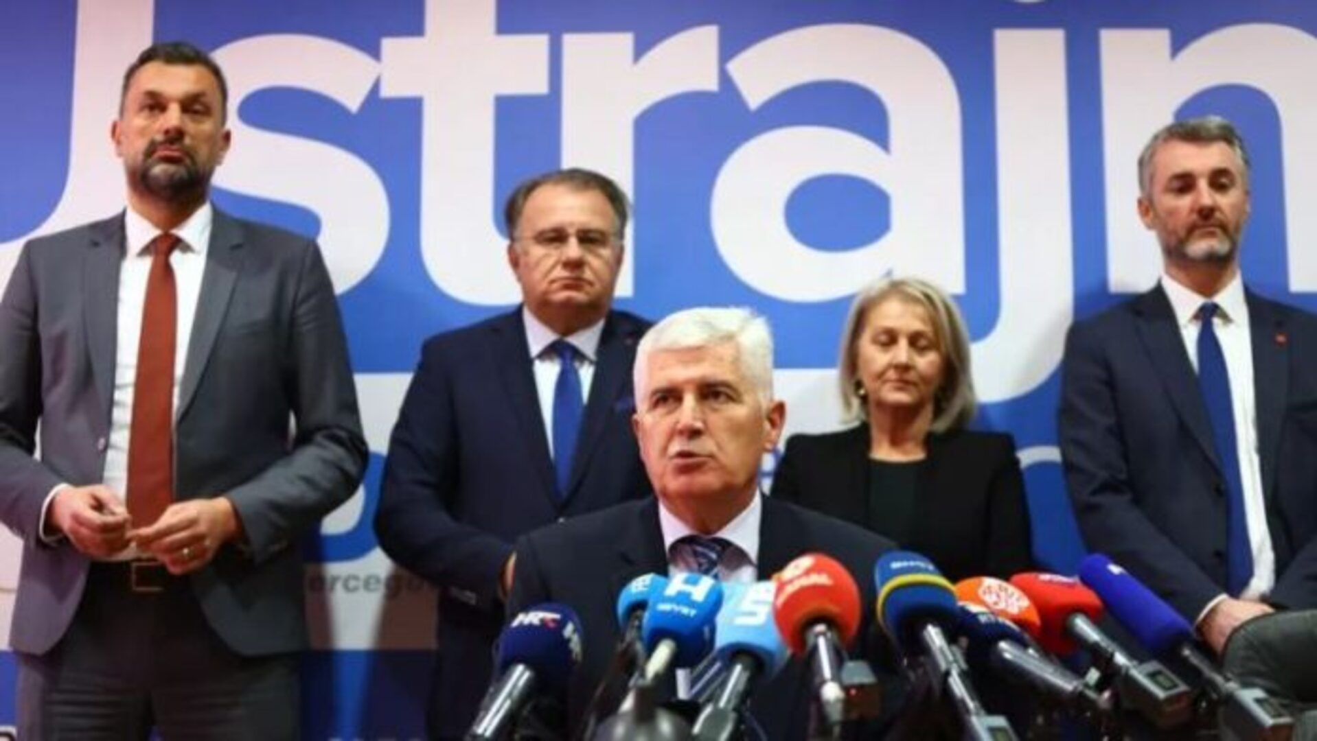 Trojka - orkestar koji svira himnu rušenja države! - slika 1