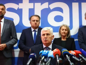 Trojka - orkestar koji svira himnu rušenja države!