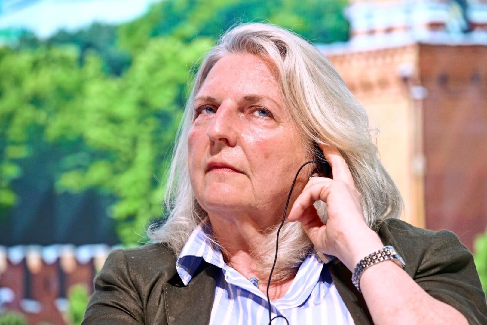 Austrijski kolumnista ismijao Karin Kneissl: U Rusiji joj smetaju alkohol i tračevi - slika 1