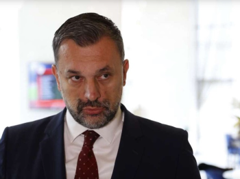 Dva puta pred Konakovićem: Kojim god da krene čeka ga “režim”