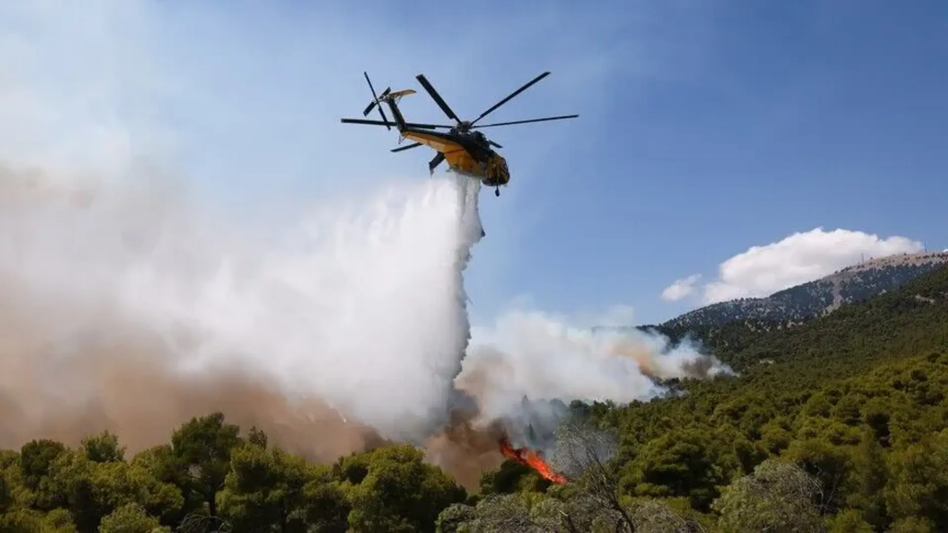 Tokom gašenja požara u Grčkoj sudarila se dva helikoptera - slika 1