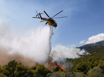 Tokom gašenja požara u Grčkoj sudarila se dva helikoptera