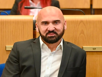 Isak tvrdi da nije pokrenuo procese za pravnu i medicinsku regulaciju promjene spola