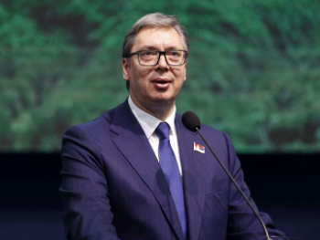 Vučić iz manastira Rmanj poručio: Ničija svijeća nije gorjela do zore