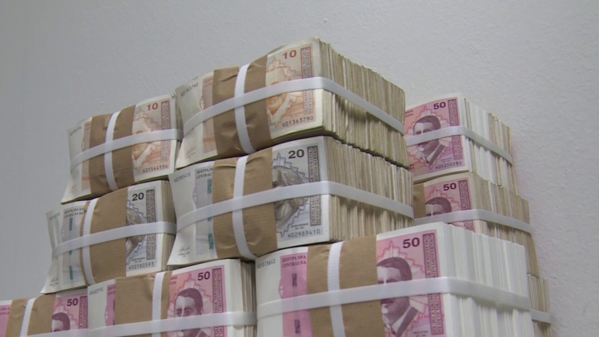 Rekordne doznake iz dijaspore: Građani BiH prošle godine poslali kući 4,46 milijardi KM - slika 1
