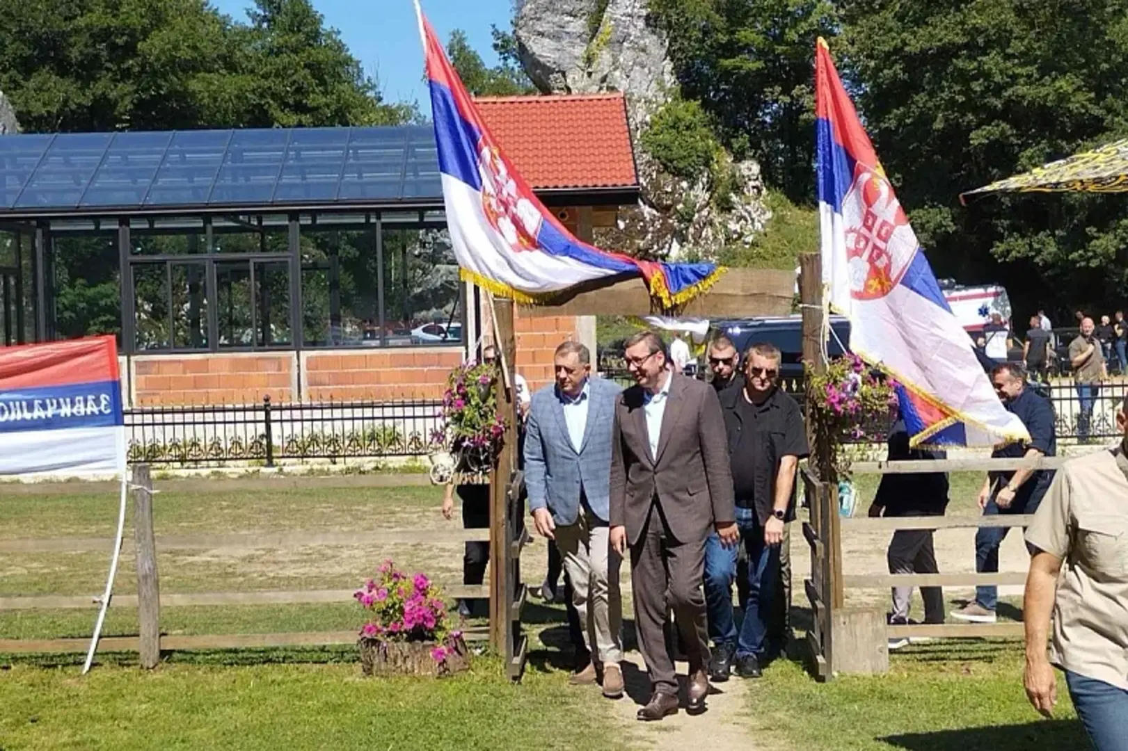 Vučić stigao u posjetu BiH, obilazi gradove s Dodikom: "Teško vam je izgovoriti Rs, a očekujete poštovanje od Srba" - slika 1