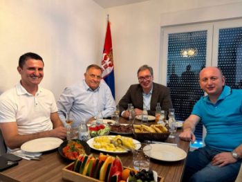 Vučić bi trebao bar na par minuta da pozdravi svoje vjerne lojaliste i „opozicionare“ 