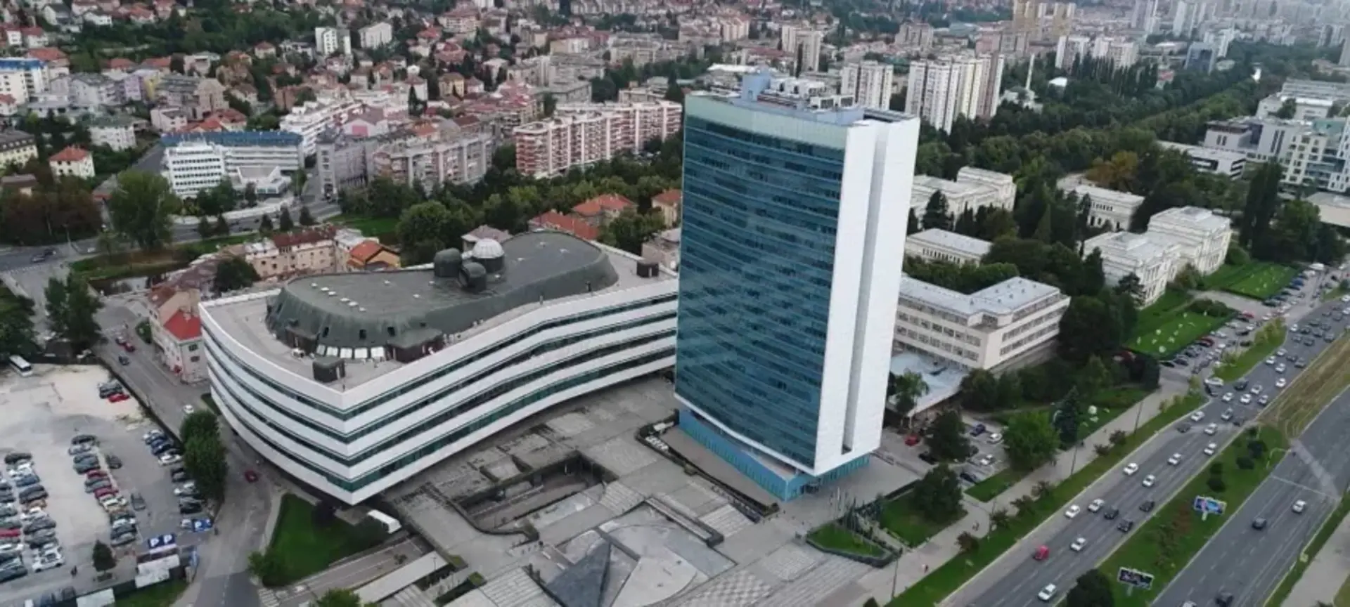 Više od 21 hiljade zaposlenih u institucijama BiH dobit će retroaktivnu razliku u osnovici za plate i uvećan regres - slika 1