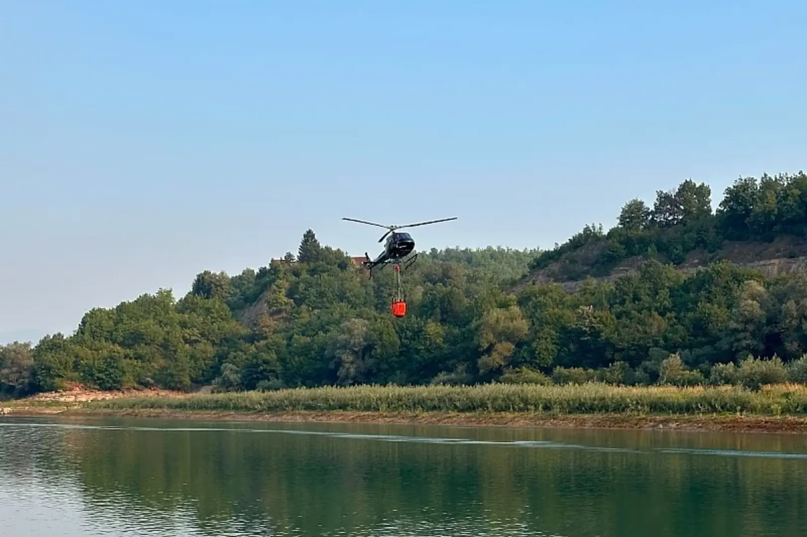 Helikopter ZDK gasi požar u Jablanici - slika 1