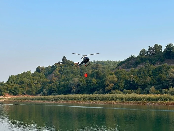 Helikopter ZDK gasi požar u Jablanici