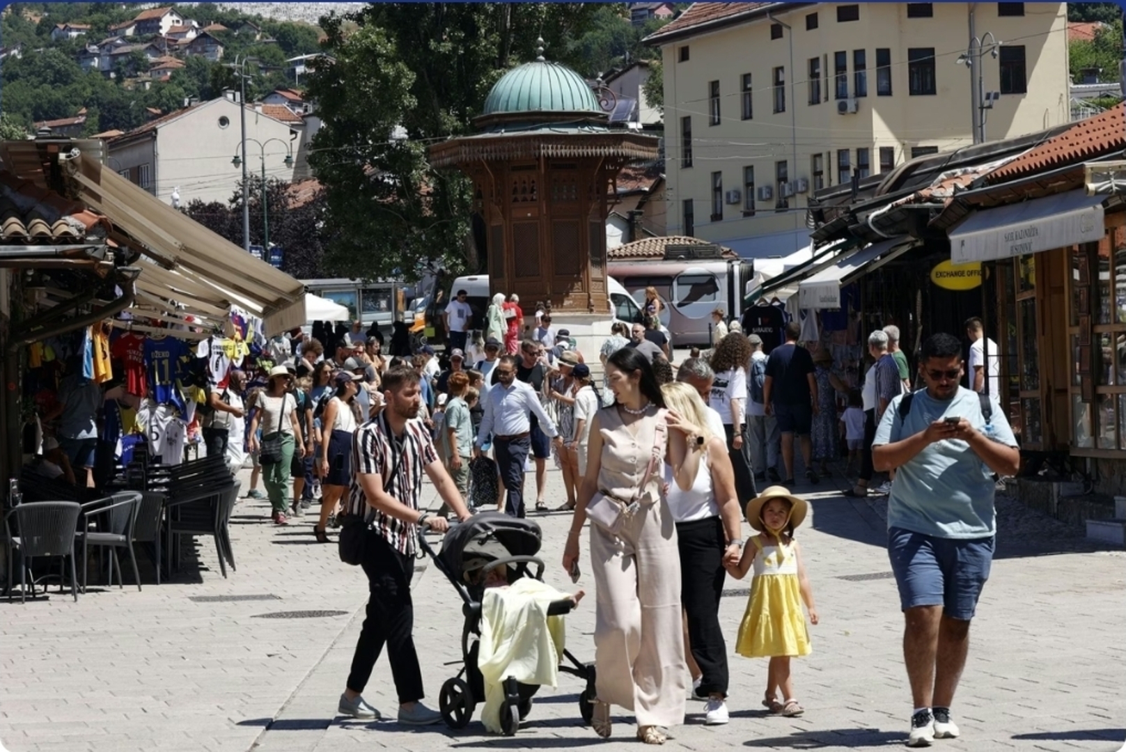 Pune ulice, više noćenja i milioni prometa: Sarajevo prkosi turističkom padu - slika 1