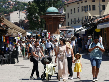 Pune ulice, više noćenja i milioni prometa: Sarajevo prkosi turističkom padu