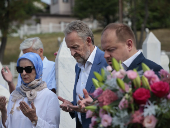 Izetbegović prisustvovao polaganju cvijeća na Šehidskom mezarju Kovači