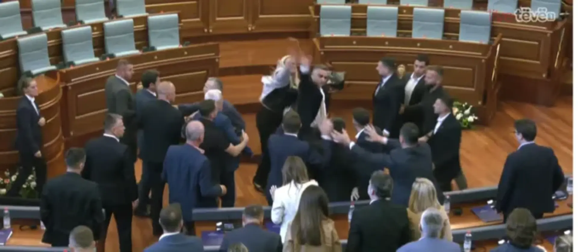 Sukobi u Parlamentu Kosova, opozicioni poslanik gađao jajima Albina Kurtija - slika 1