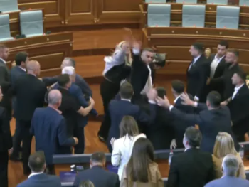 Sukobi u Parlamentu Kosova, opozicioni poslanik gađao jajima Albina Kurtija