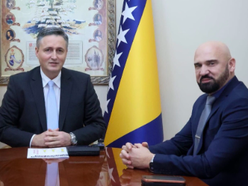 "Dr. Bećirović i dr. Isak": Titule kao zamjena za rezultat i program