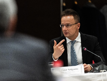 Zaposlenici mađarskog ministarstva glumili novinare na konferencijama Petera Sijarta