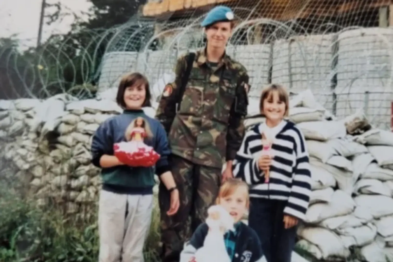 Bivši UN-ov vojnik tražio djevojčice kojima je tokom rata 1995. poklonio lutkice: Nakon 30 godina stigle lijepe vijesti - slika 1