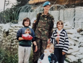 Bivši UN-ov vojnik tražio djevojčice kojima je tokom rata 1995. poklonio lutkice: Nakon 30 godina stigle lijepe vijesti