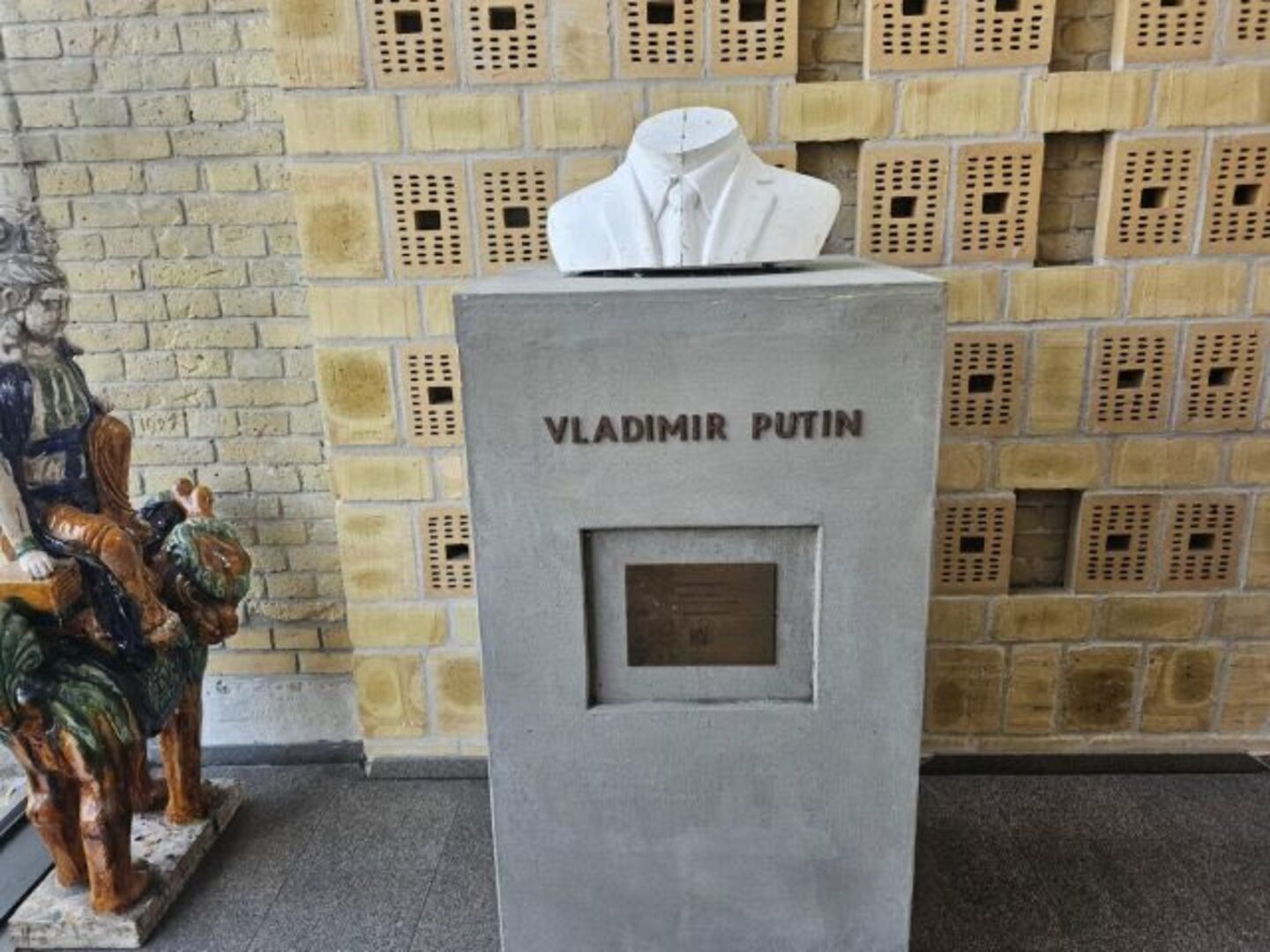 Putinova bista u Aarhusu postavljena kao reklama, nekoliko sati kasnije joj odsječena glava - slika 1
