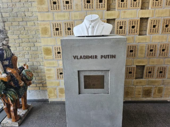 Putinova bista u Aarhusu postavljena kao reklama, nekoliko sati kasnije joj odsječena glava