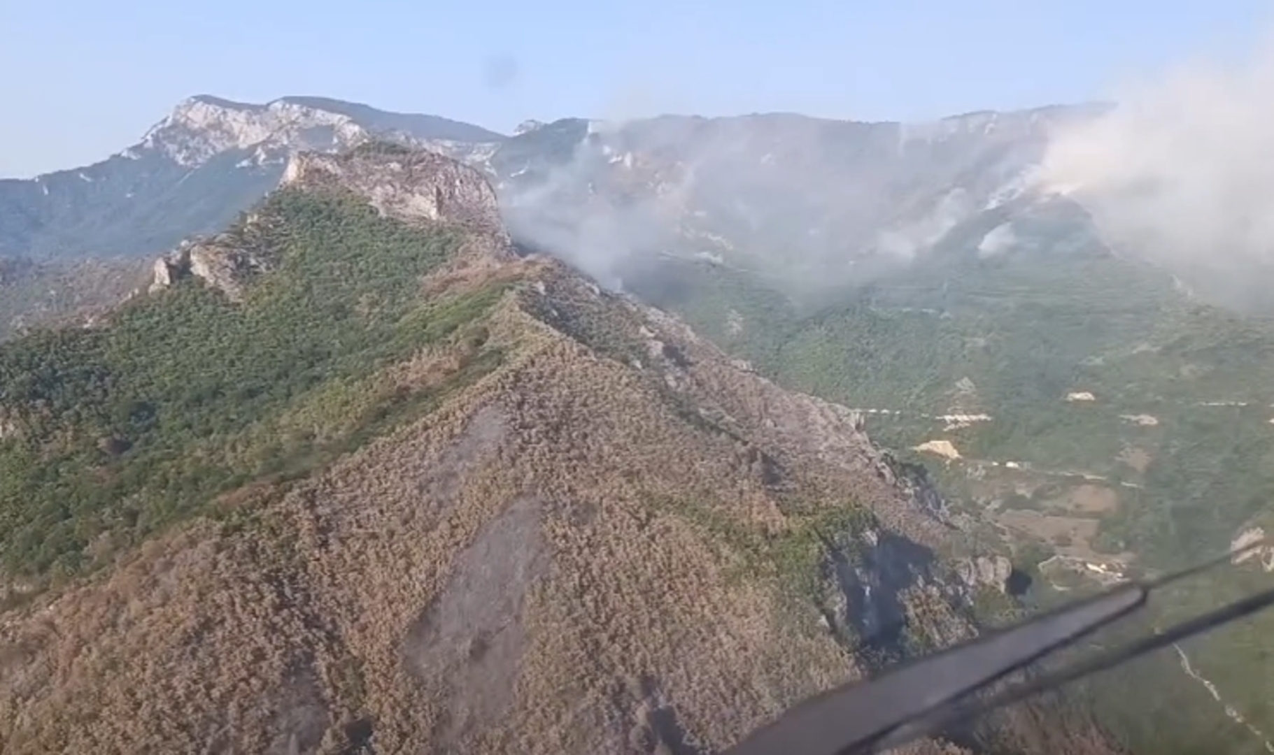 Helikopter MUP-a Rs poslan u Konjic zbog ispomoći u gašenju požara, teren otežava gašenje - slika 1