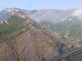 Helikopter MUP-a Rs poslan u Konjic zbog ispomoći u gašenju požara, teren otežava gašenje