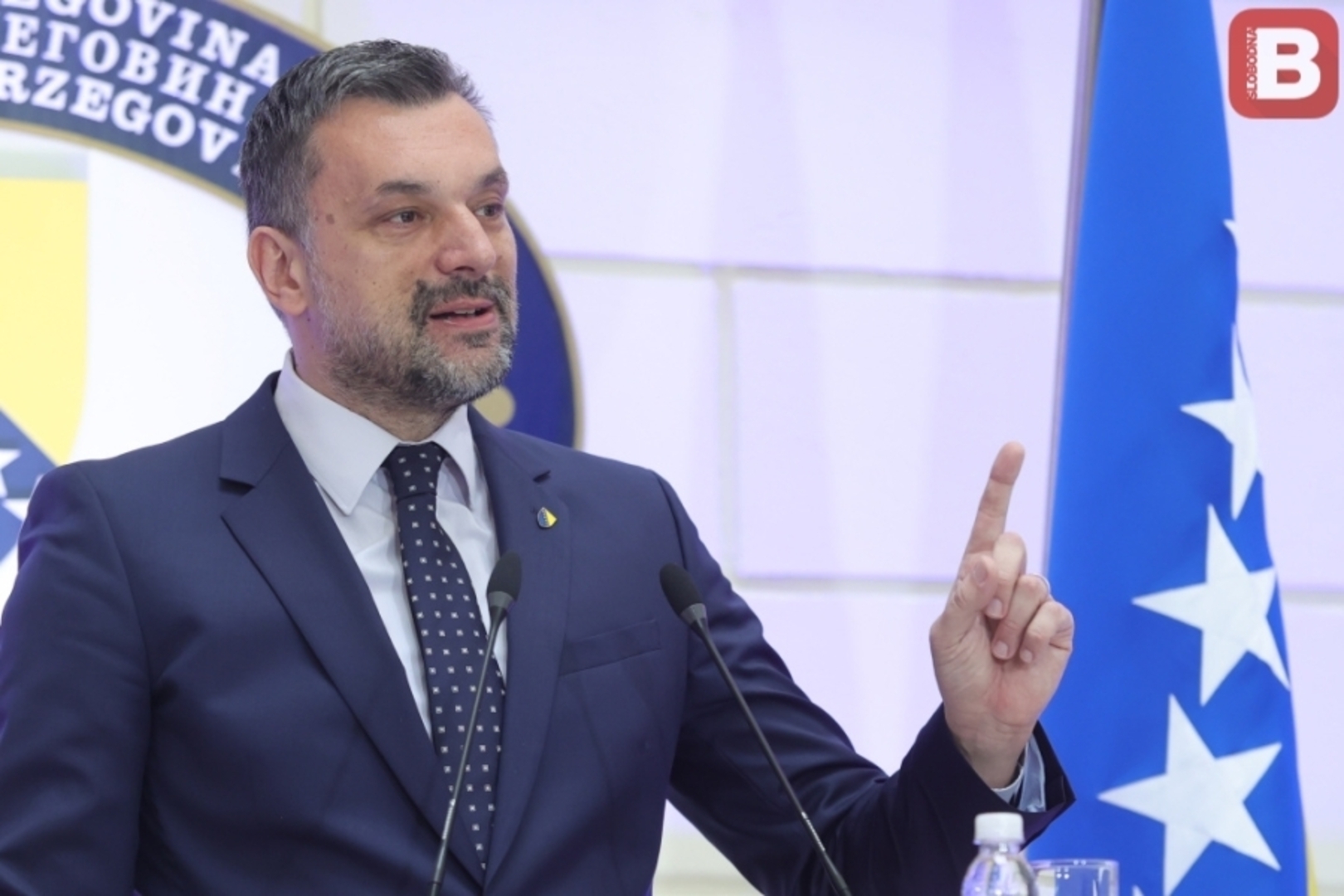 Konaković na kraju mandata čita Ustav - slika 1