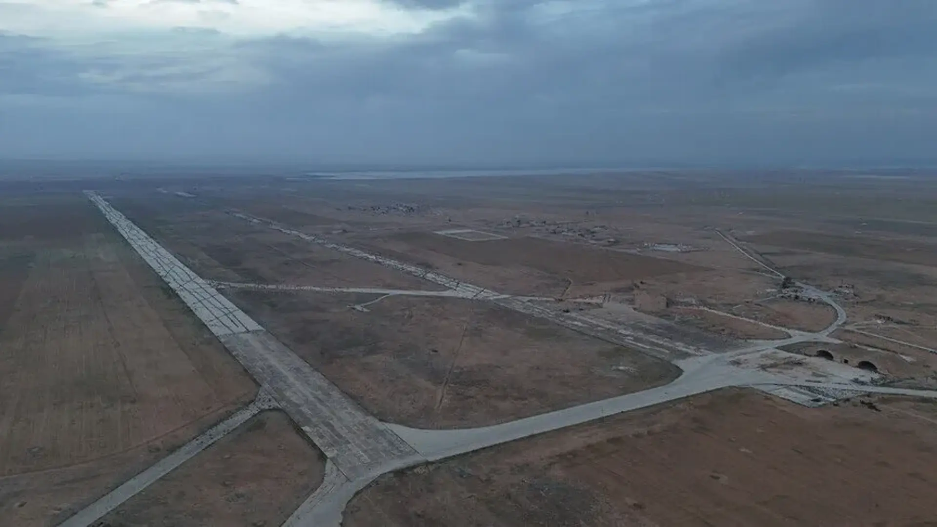 Izrael izveo četiri zračna napada na vojni aerodrom u Siriji - slika 1