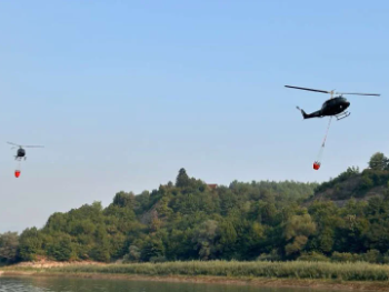 Helikopter OS BiH jutros iznad Bosanskog Grahova, požar se i dalje širi