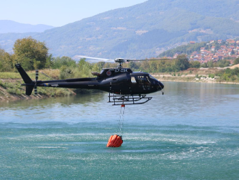 Helikopter KUCZ ZDK kod Goražda izbacio 11 vedara vode na požarište Vranovine