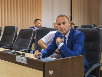 Dizdarić ukinuo „zlatnu karticu“ i privilegije Vlade USK, a čekaju ih nova službena vozila od 362.600 KM
